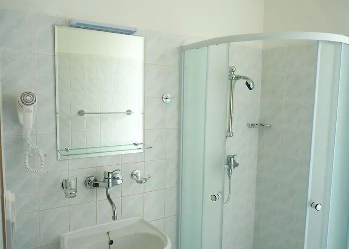 & Florian Prag